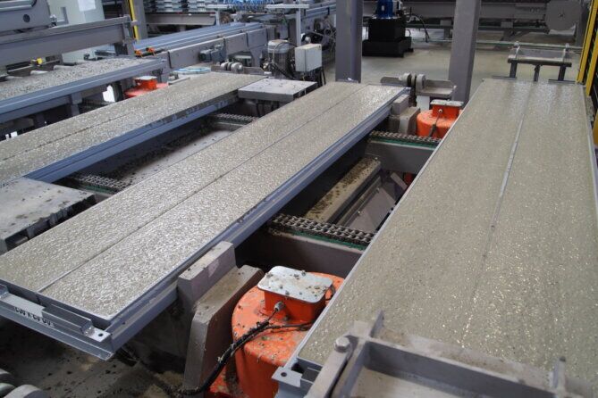 SHAKING TABLE WITH FENCES